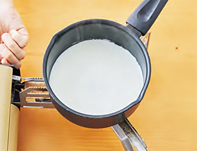 牛乳とグラニュー糖（カスタード用）の半量を加えて火にかける