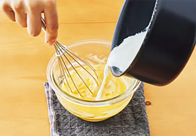 2の沸騰した牛乳を4に少しずつ加えながら混ぜる