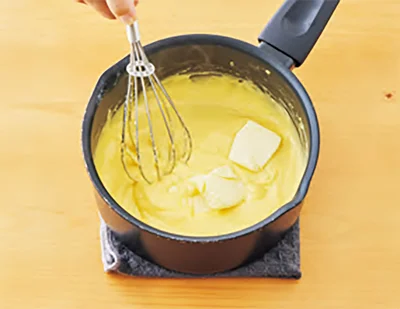 バターを加え、溶かしながらしっかり混ぜる