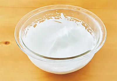 ツノが垂れるくらいのかたさになるまで泡立てる