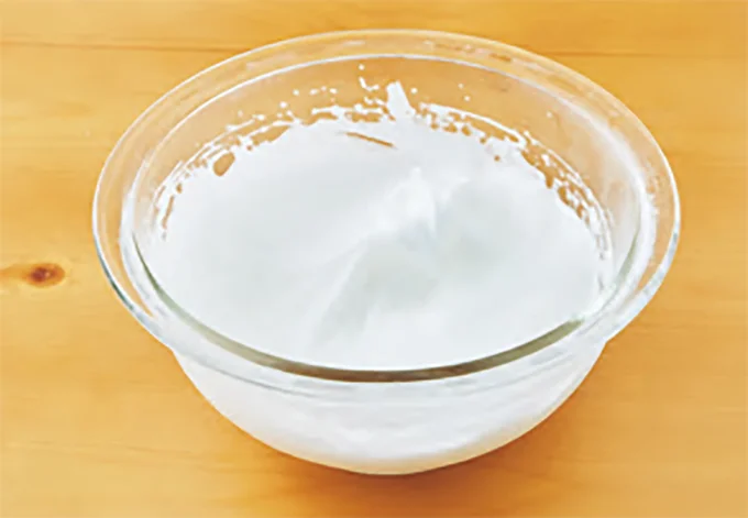 ツノが垂れるくらいのかたさになるまで泡立てる