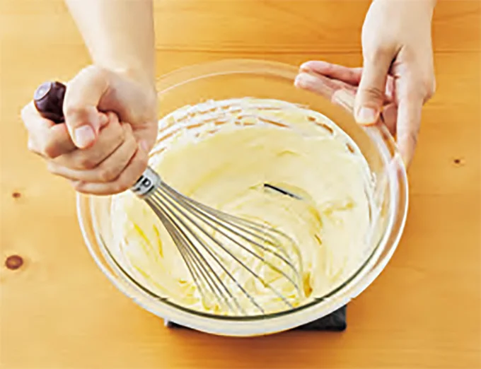13のチーズ生地を混ぜ直し、メレンゲの1/3を加える