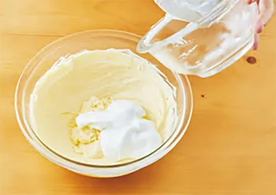残りのメレンゲをすべて加える