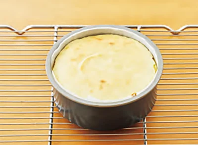 ケーキクーラーの上でさまして粗熱をとる