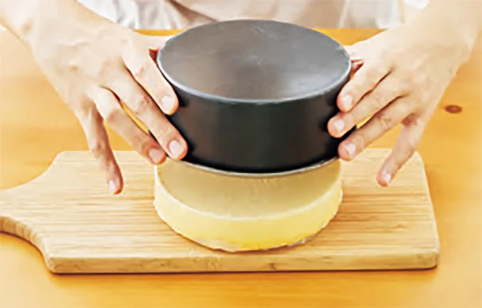 ひっくり返し、ゆっくり型を外す