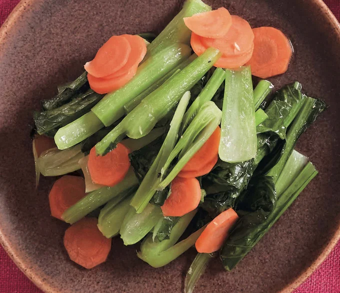 ごま油と酒で蒸して風味よく「小松菜とにんじんのオイル蒸し」