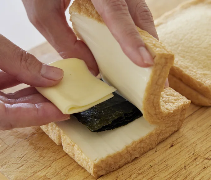 厚揚げにチーズを挟んでボリュームアップ。切り離さないように1cm残せば、調理もラクに！