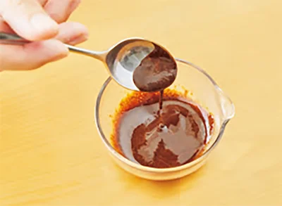 インスタントコーヒーを牛乳に混ぜて溶かす