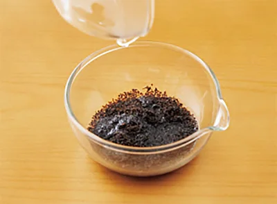 紅茶に熱湯を注いてラップをし、3分蒸らして葉を開かせる