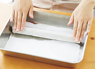 生地を転がして周りにグラニュー糖をつける
