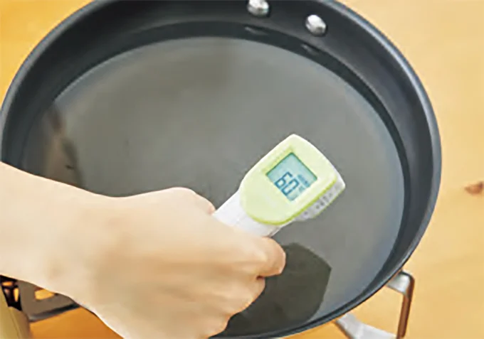 湯せん用に60℃程度のお湯を用意する
