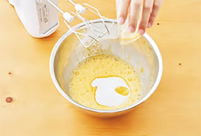 グラニュー糖とはちみつを加え、混ぜ合わせる