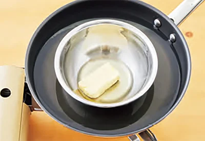 バターと米油を湯せんにかけてバターが溶けるまで温める