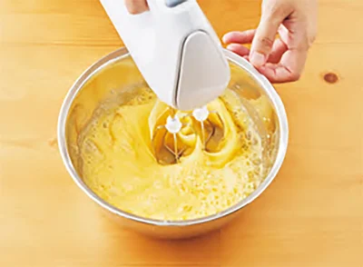 湯せんから外した3をさらに泡立てる