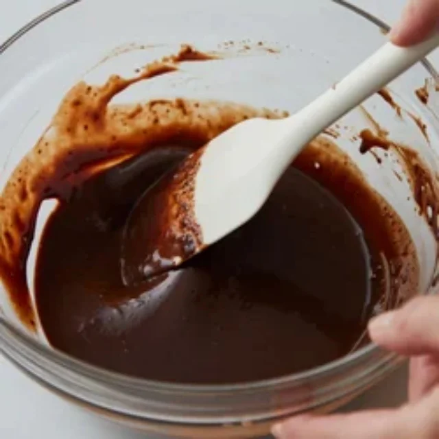 急いで混ぜると温度が下がり、チョコレートが溶けにくくなることもあるので注意！