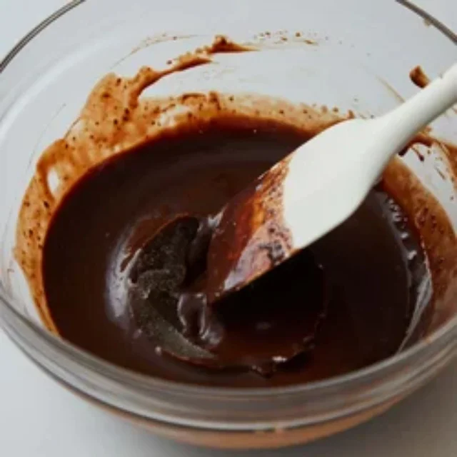 チョコレートが温かいうちにゼラチンを混ぜて溶かそう！