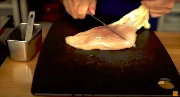皮を剥がし、そぎ切りにしていきます▶︎鶏胸肉がパサつかない切り方をチェック!