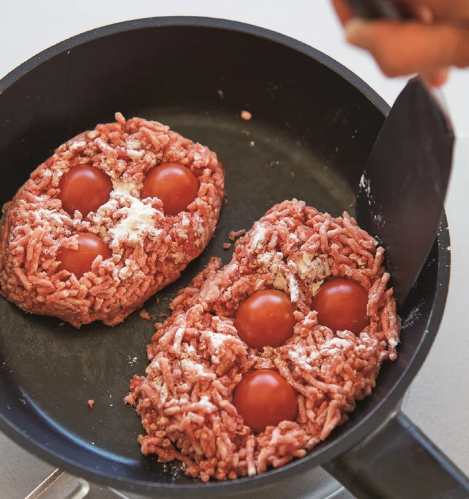 ひき肉はフライパンに直接入れて、フライ返しで成形すればヨシ！