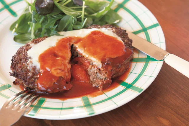 手もボウルも汚れない！こねないのに絶品ひき肉レシピ2品【目からうろこの超時短レシピ】