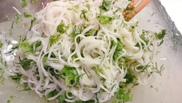 刻んだハーブとそうめんをあえる。「こんなのはじめて!」とそうめんの声が聞こえてきそう