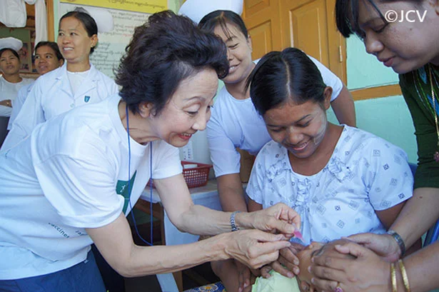 【写真を見る】子どもにワクチンを与えるJVC理事長 細川佳代子さん