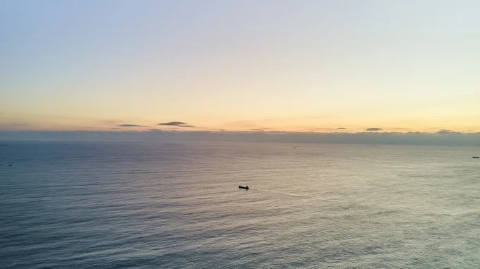 「私の夫と結婚して」11話では海辺での美しいシーンが神回だと話題に。夕暮れの中で歩く2人が素敵（写真はイメージ）