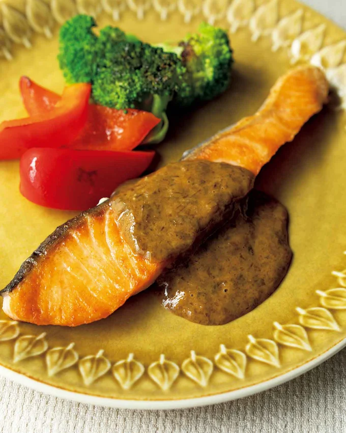 焼いただけの鮭や野菜にかけると、ちょっとおしゃれな一皿に。