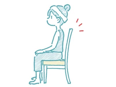   背もたれのある椅子に座る