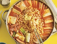 【韓国人オッパの絶品レシピ】韓国の若者に大人気！ ボリューム満点「プデチゲ」／毎日韓国ごはん（2）
