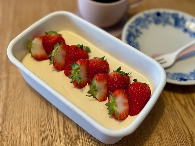 オーブン不要！混ぜて、冷やすだけでできる、華やか「いちごのスコップチーズケーキ」