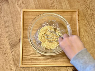クリームチーズと砂糖を混ぜる