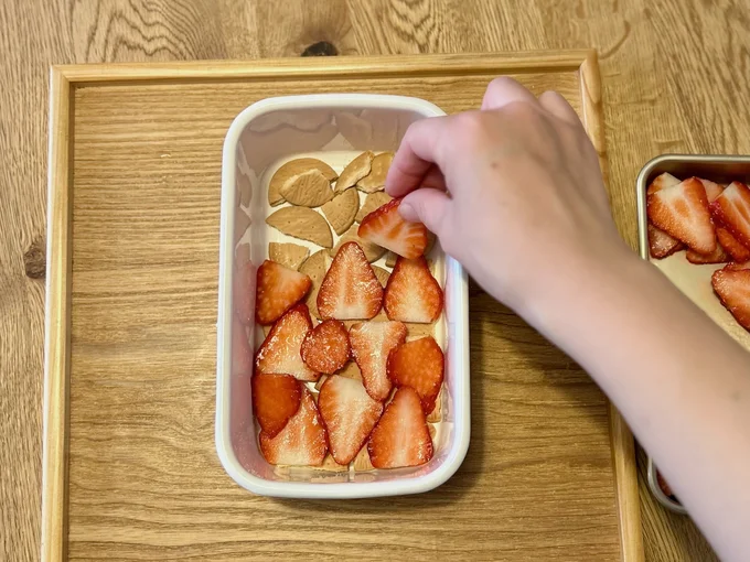 ビスケットといちごを敷き詰める