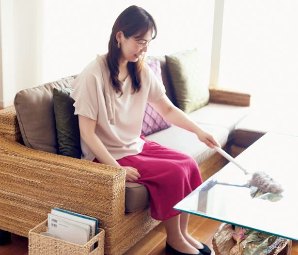 【写真を見る】テレビのCM中などに、さっとテーブルまわりの掃除ができる!