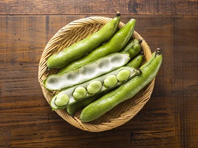 ほかの豆と比べ、ずっしりと重みがあるそら豆