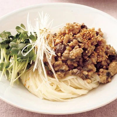調理時間は15分。甘めの肉みそでボリュームたっぷり「なすみそそうめん」レシピ