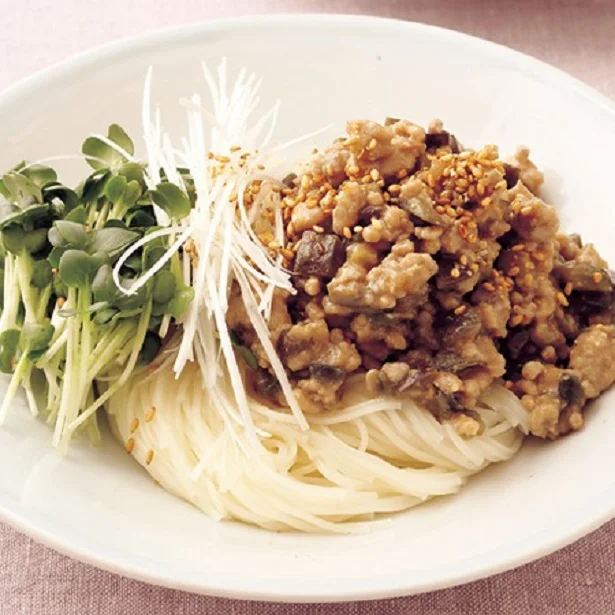 調理時間は15分。甘めの肉みそでボリュームたっぷり「なすみそそうめん」レシピ