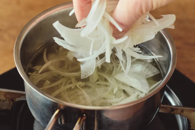 鍋にだし汁、玉ねぎを入れて中火にかける