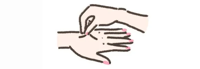 手の甲をつまんだ跡が3 秒以内に戻らないと隠れ脱水の可能性が!