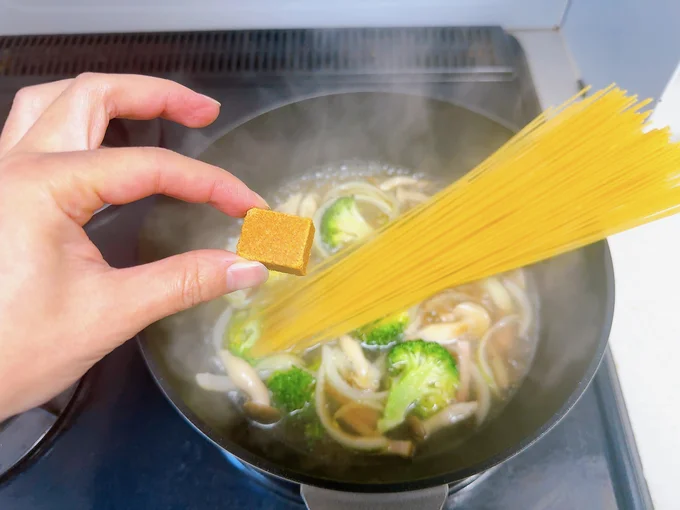 麺と一緒にキューブを投入！ パスタは半分に折って加えても◎