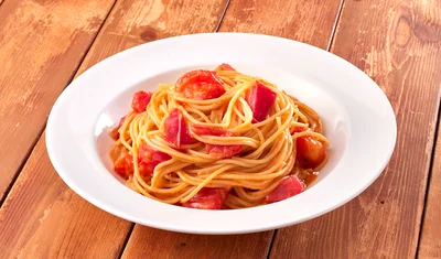 「パスタキューブ」＜うま辛ペペロンチーノ＞で作ったトマトパスタ