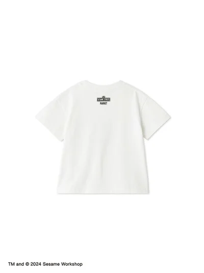 バックにはロゴがさりげなく
