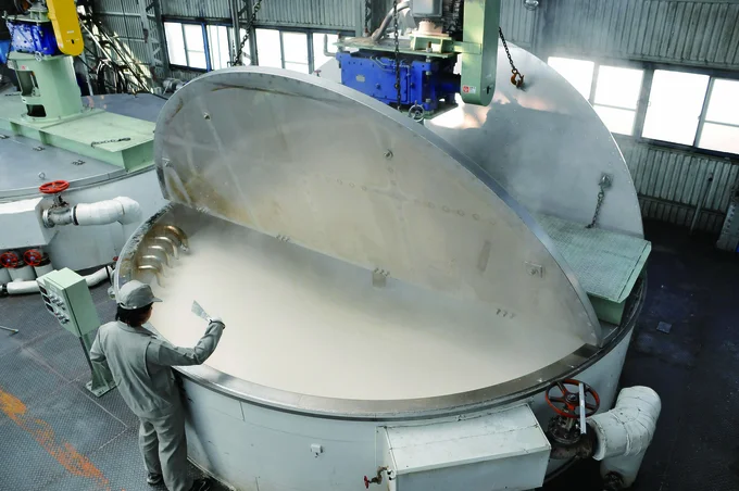 石けん製造に使われる直径約4メートル、深さ約6メートル、60トンの大釜（牛乳石鹸 安田工場）