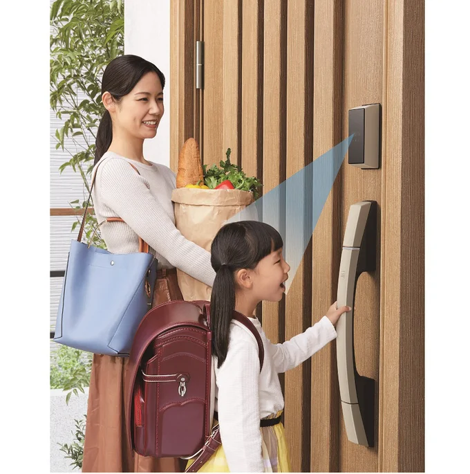 リモコンキーを携帯してドアの前に立つと、顔認証されるため、非接触でドアの施解錠ができます。