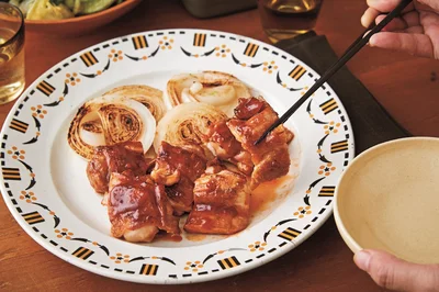 BBQソースでも！にんにくバターでも！味わいしみしみ新玉ねぎ×とり肉のおかずレシピ2品