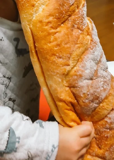 フランスパン⁉と思いきや、「近所のお店で売っている、ブールと言うパンでとても柔らかいパンです」とのこと。おいしそう！▶おいしそうなパンを丸かじりするお子さんの拡大画像は次へ（⇒次へ）