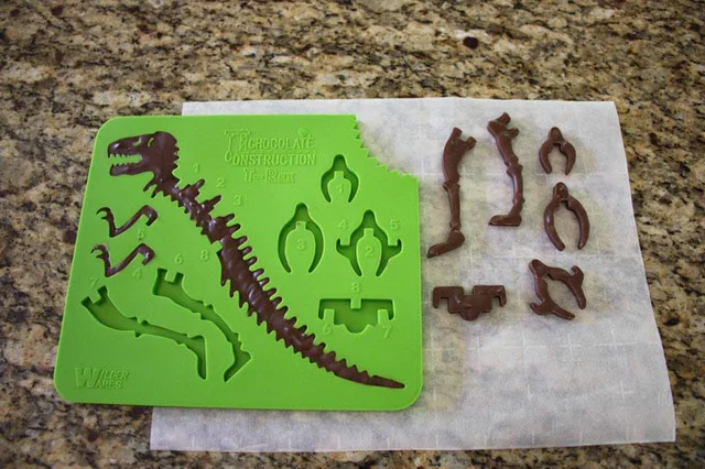 恐竜好きのキッズ大興奮！ 美味しいティラノサウルスをチョコで作っちゃおう