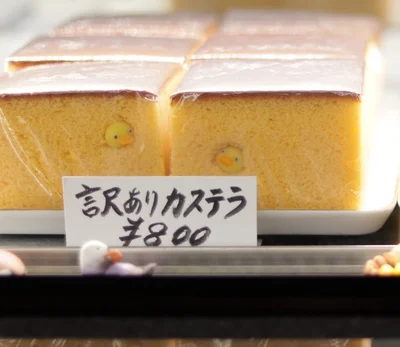 訳ありカステラからのぞいているのは超かわいい「ヒヨコ」！！▶次はズラリとならんだヒヨコたちの巣