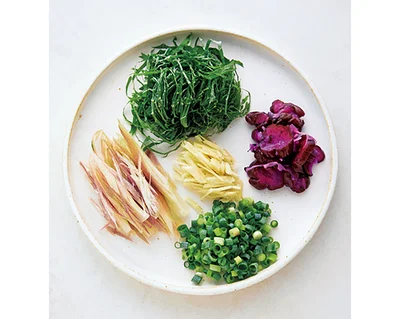混ぜながら食べると、いろいろな味、香り、食感を楽しめます