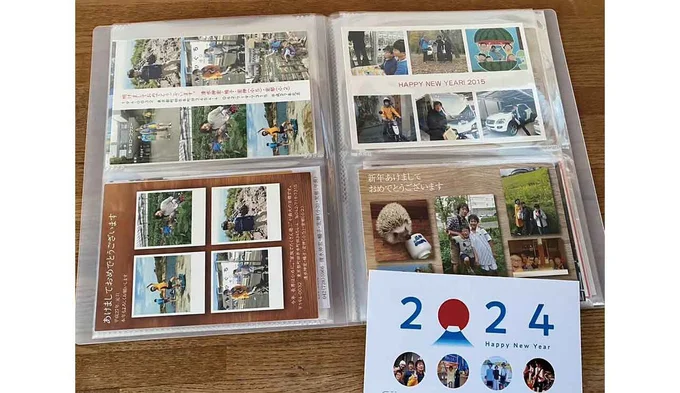 いただいた年賀状は、お年玉の当せん番号発表の日に情報だけを書き写して処分。わが家からの年賀状は毎年1枚ずつ残し、「うちの年賀状」としてファイルに保存しています。