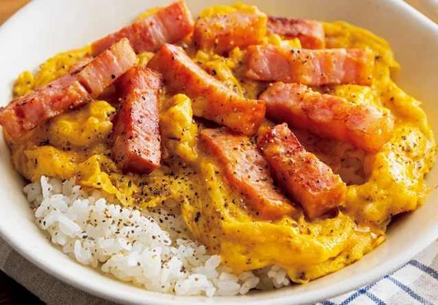 追いチーズでさらにおいしい！洋風丼ぶり「カルボ丼」／至福の限界ふたりごはん（3）